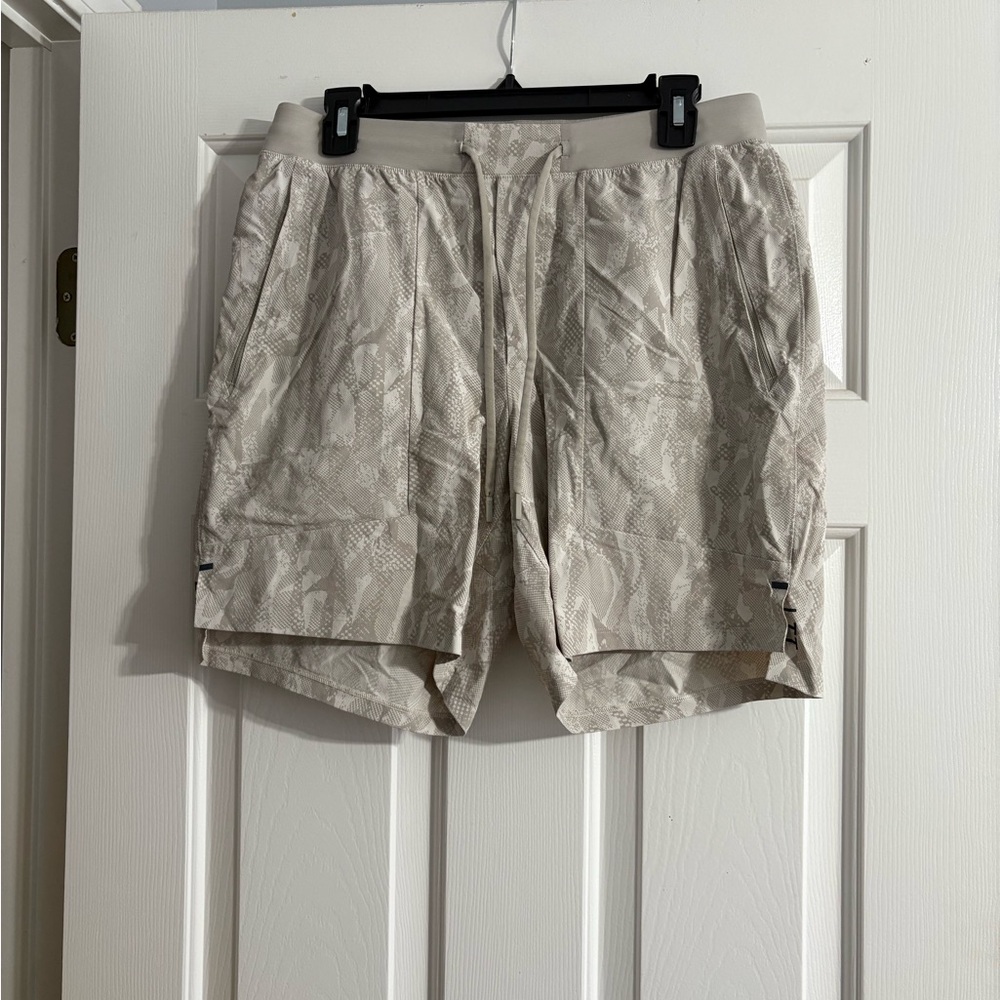 Lululemon Athletica Men's Light Tan/Cream Patterned Athletic Shorts
